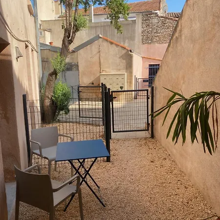 Deneb, Joli Studio Climatise Apartamento Nîmes
